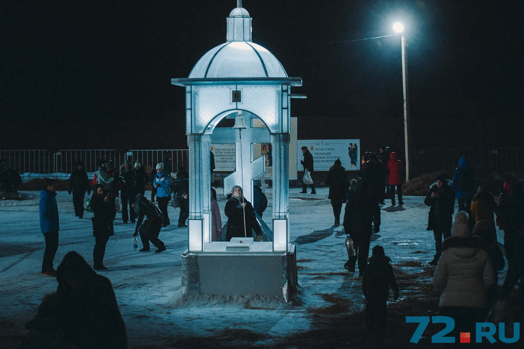 Желающих позвонить в колокол было так много, что переливы звона не смолкали несколько часов подряд Желающих позвонить в колокол было так много, что переливы звона не смолкали несколько часов подряд