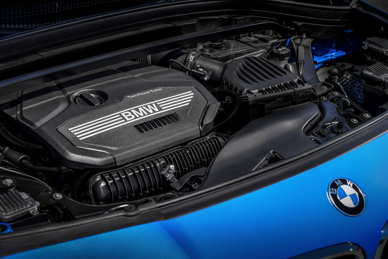 Для BMW X2 доступен мотор нового семейства B48 (бензиновый) и уже известный дизель B47: оба двухлитровые, с турбонаддувом, мощностью порядка 190 л.с.