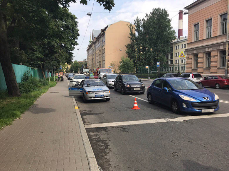 Исполкомская ул 17. Машины у Смольного. Смольнинский авто. Исполкомская Бакунина ДТП вчера трамвай. Исполкомская 17 Санкт-Петербург.