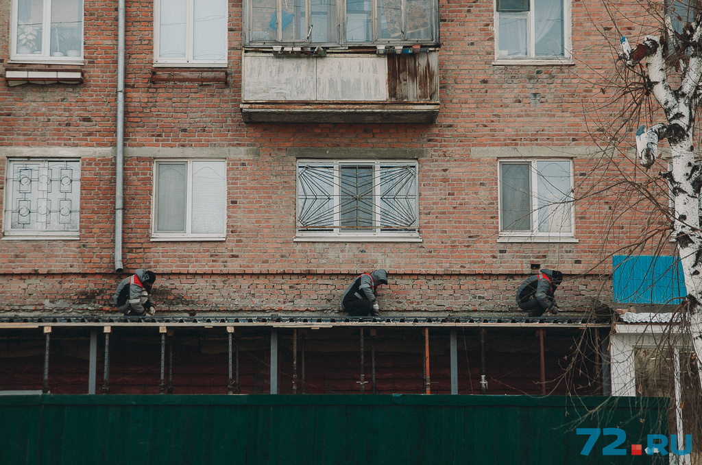 В чём уж тут реальная оплошность — так это в отсутствии страховочных тросов у этих ребят. Не факт, что точно упадут, но так положено по технике безопасности В чём уж тут реальная оплошность — так это в отсутствии страховочных тросов у этих ребят. Не факт, что точно упадут, но так положено по технике безопасности