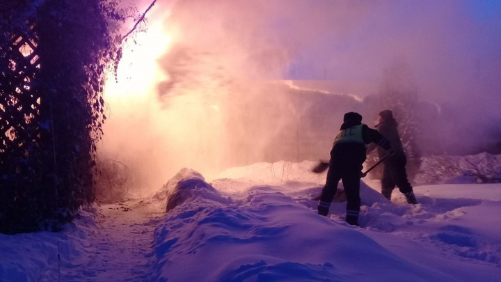 Полицейские помогли ишимке спасти баню от пожара, закидывая постройку снегом