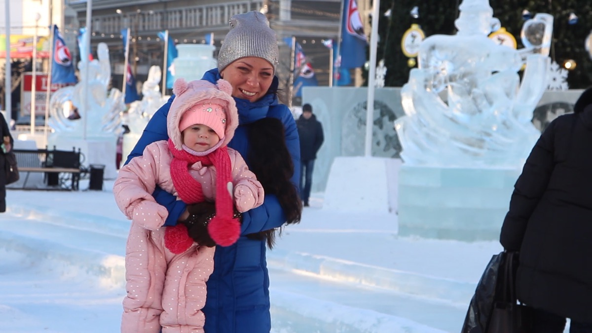 Мирон приехал в ледовый городок вместе с мамой и младшей сестрёнкой
