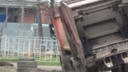 Отвергает мусоровозы земля ярославская: под асфальт провалился второй грузовик