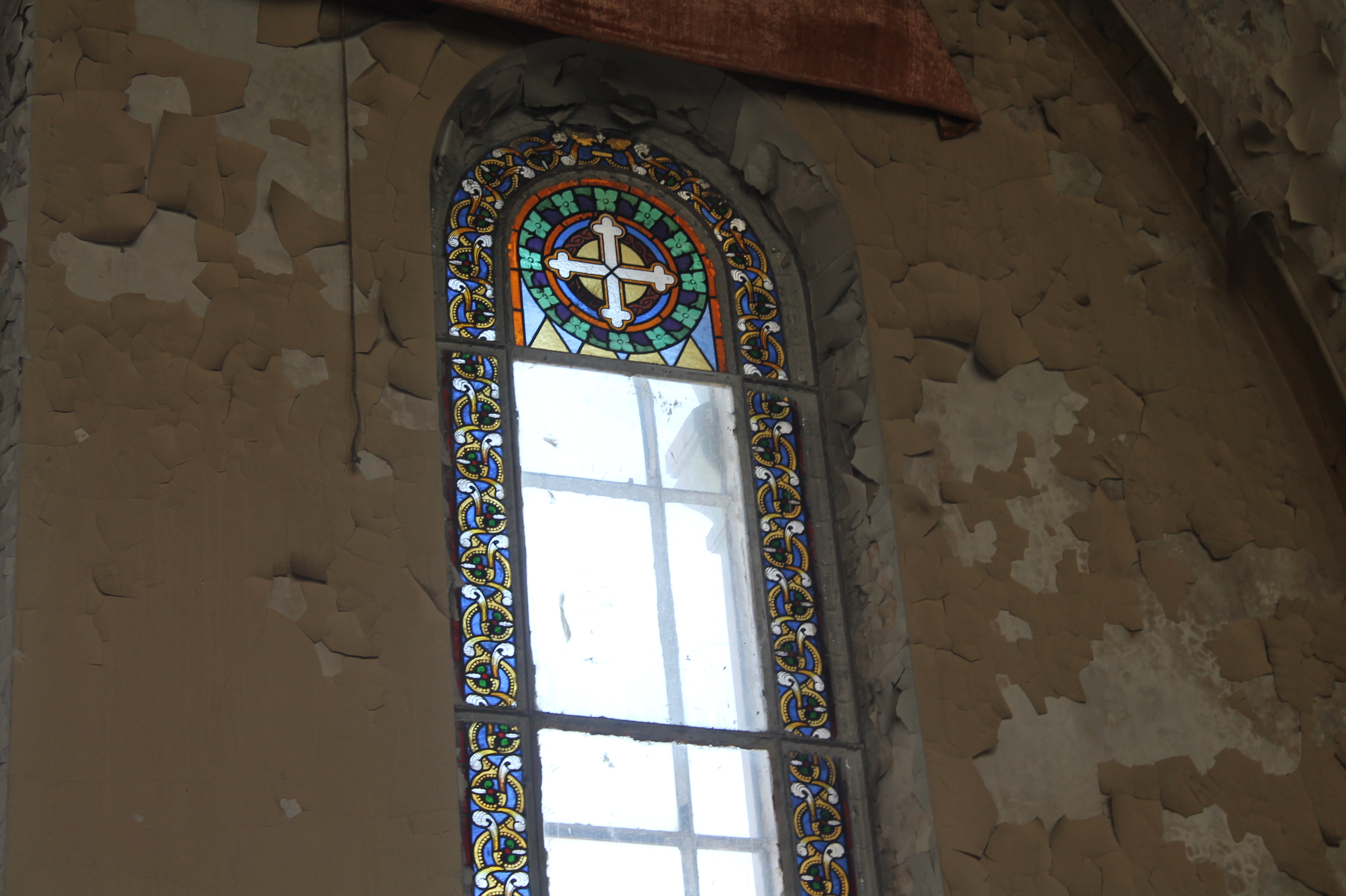 На окнах сохранились живописные витражи
