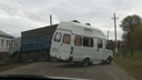 В Волгоградской области КАМАЗ на сельской дороге скатился назад и врезался в пассажирскую «Газель»