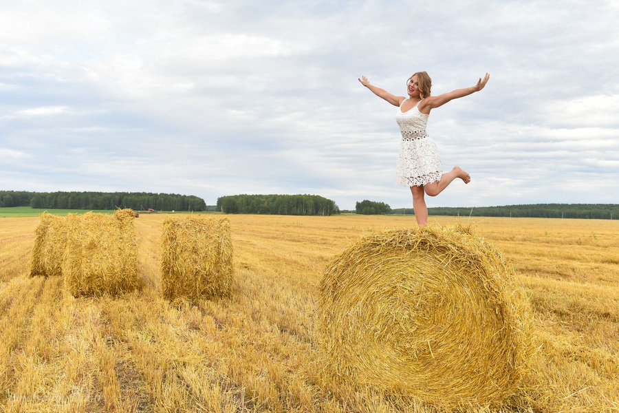 Лена сено. Фотосессия со стогом сена. Девушка на стоге сена. Фото на стоге сена девушка. Позы для фотосессии на стоге сена.