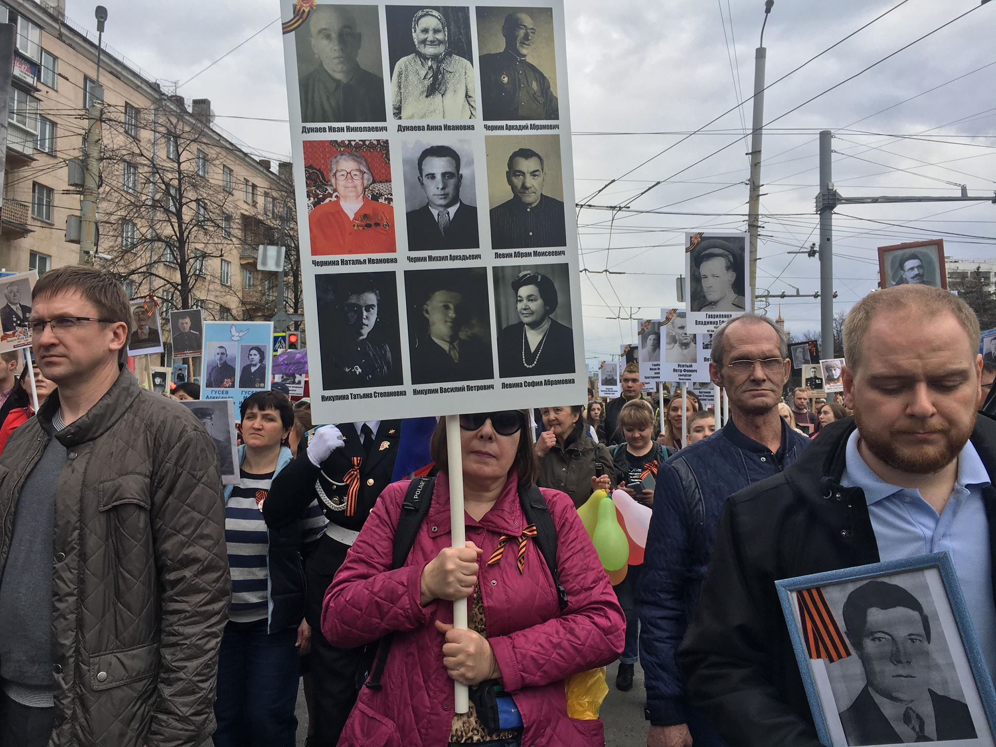 На некоторых плакатах встречаются сразу несколько портретов На некоторых плакатах встречаются сразу несколько портретов