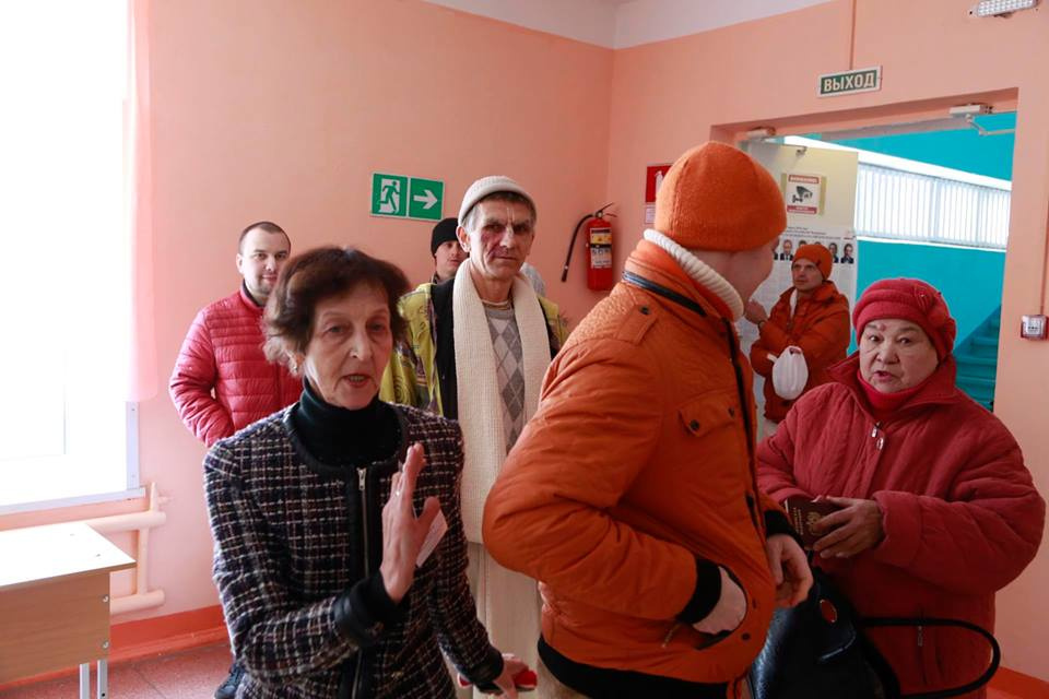 Члены избирательной комиссии компанию сначала не пустили Члены избирательной комиссии компанию сначала не пустили