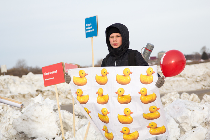 Кто-то пришёл просто с уточками, которые стали символом протеста Навального