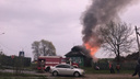 Крупный пожар в Ярославской области: из горящего дома выносят газовые баллоны
