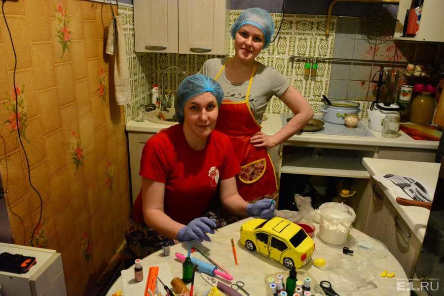 Сёстры Вера (справа) и Наталья (слева) уже полгода пекут торты на заказ.