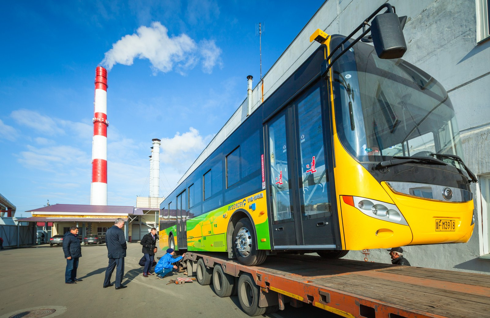Тестовый электробус выгружали предельно аккуратно Тестовый электробус выгружали предельно аккуратно