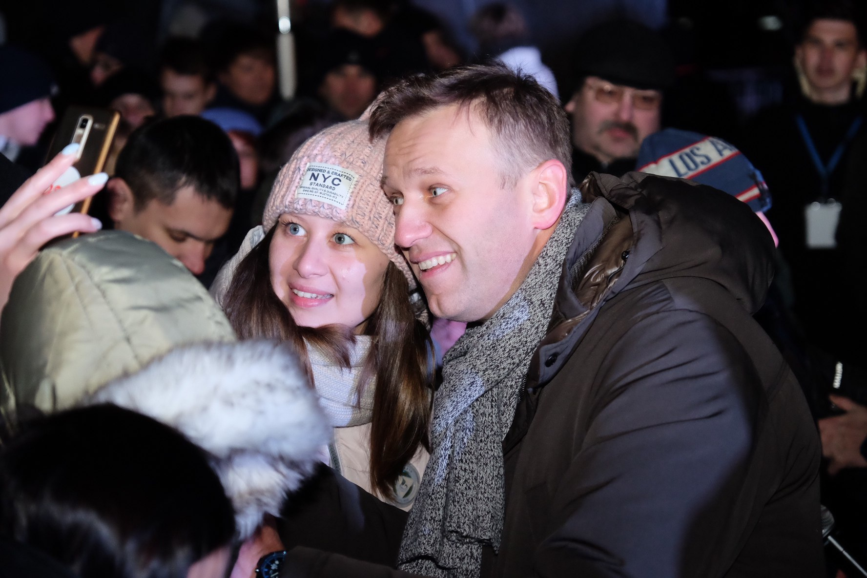 Пермяки фотографируются с Навальным