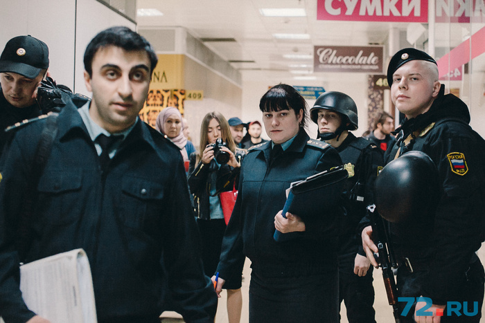 Этаж за этажом приставы проверяли, чтобы все торговые точки были закрыты Этаж за этажом приставы проверяли, чтобы все торговые точки были закрыты