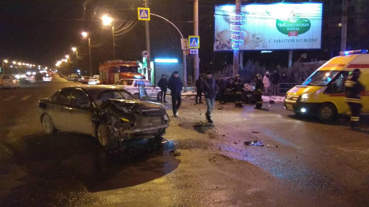 Оба автомобиля сильно смяло в результате жесткой встречи Оба автомобиля сильно смяло в результате жесткой встречи