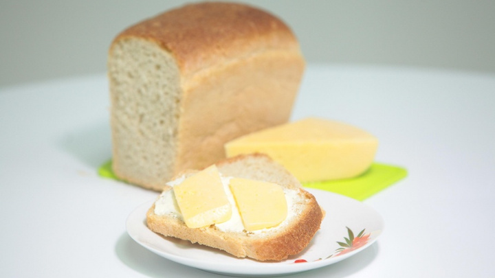 Россиянам порекомендовали есть меньше хлеба, колбасы и сыров
