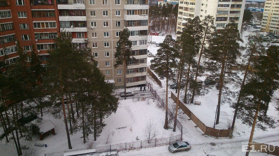 Большую территорию во дворе дома № 26 по улице Ангарской огородили забором.
Большую территорию во дворе дома № 26 по улице Ангарской огородили забором.
