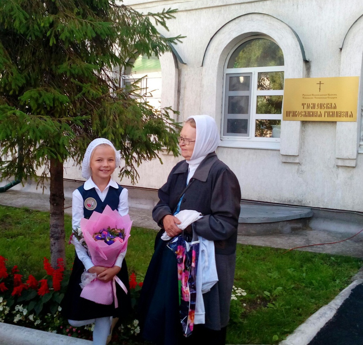 В православной гимназии действует особый дресс-код. У всех девочек - юбочки и жилетки. А на голове - белая шапочка. В православной гимназии действует особый дресс-код. У всех девочек - юбочки и жилетки. А на голове - белая шапочка.