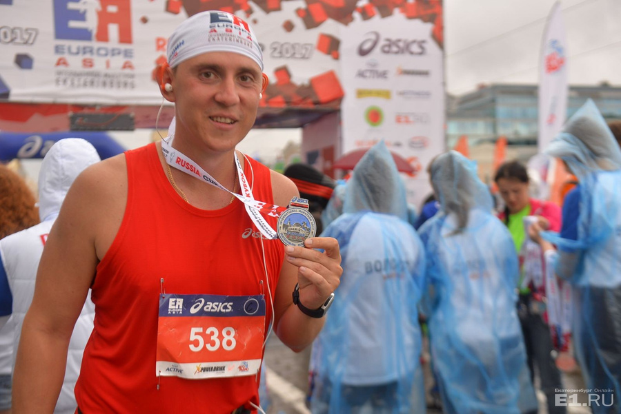 Пробежала 42 километров. Финиш полумарафон Раевича 2022. Бочарик пробежал 42 км. Рекорд марафона 42 км мужчины Капчуге. Итоги зимнего марафона финиш.