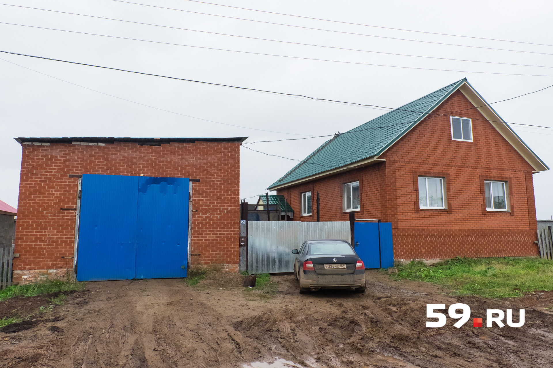 Семья Азмагуловых поселилась в кирпичном доме на окраине села Семья Азмагуловых поселилась в кирпичном доме на окраине села