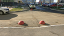Автомобилисты vs мамы с колясками: ограничители парковки рассорили жильцов двора в Челябинске