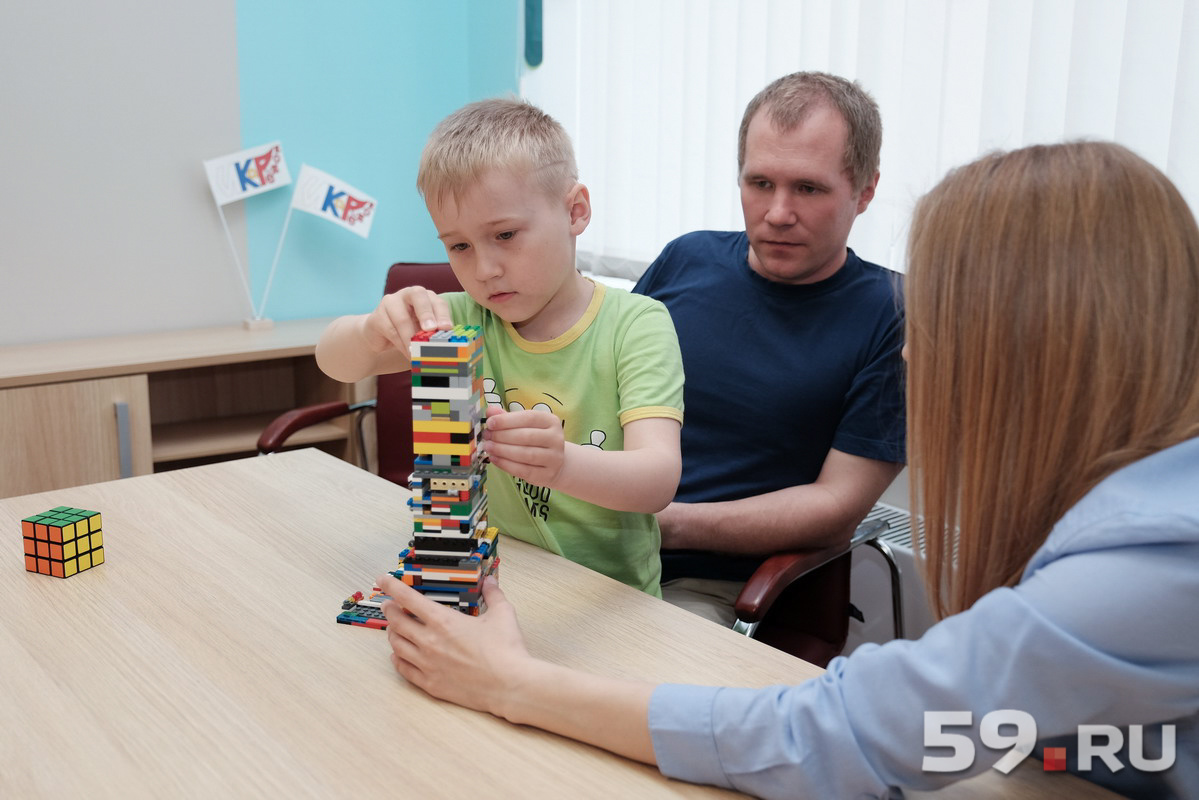 Алеше нравится помогать другим собирать его головоломки. Он также объясняет всем, как собирать кубик Рубика. Правда, ни у кого из друзей и родственников мальчика это пока не получается Алеше нравится помогать другим собирать его головоломки. Он также объясняет всем, как собирать кубик Рубика. Правда, ни у кого из друзей и родственников мальчика это пока не получается