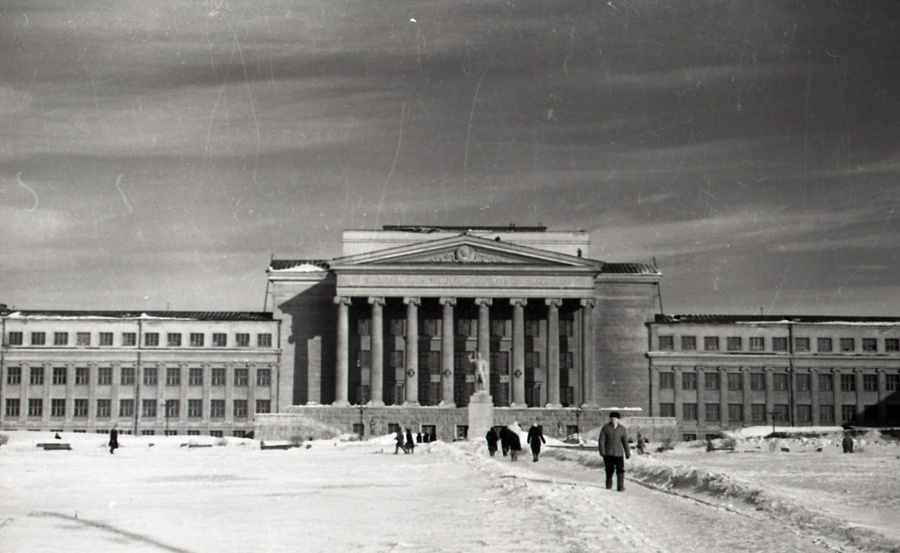 Центральный корпус института в семидесятые годы.