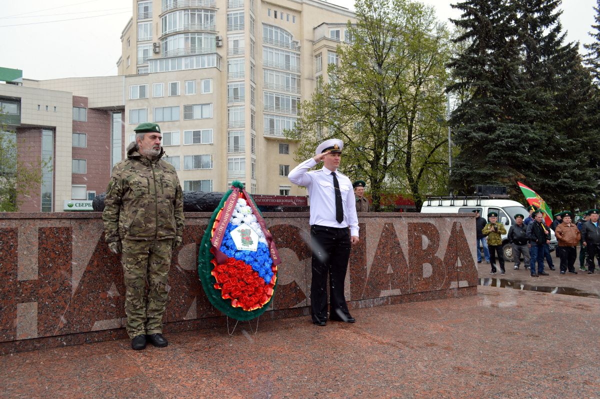 По традиции пограничники принесли цветы к памятнику По традиции пограничники принесли цветы к памятнику