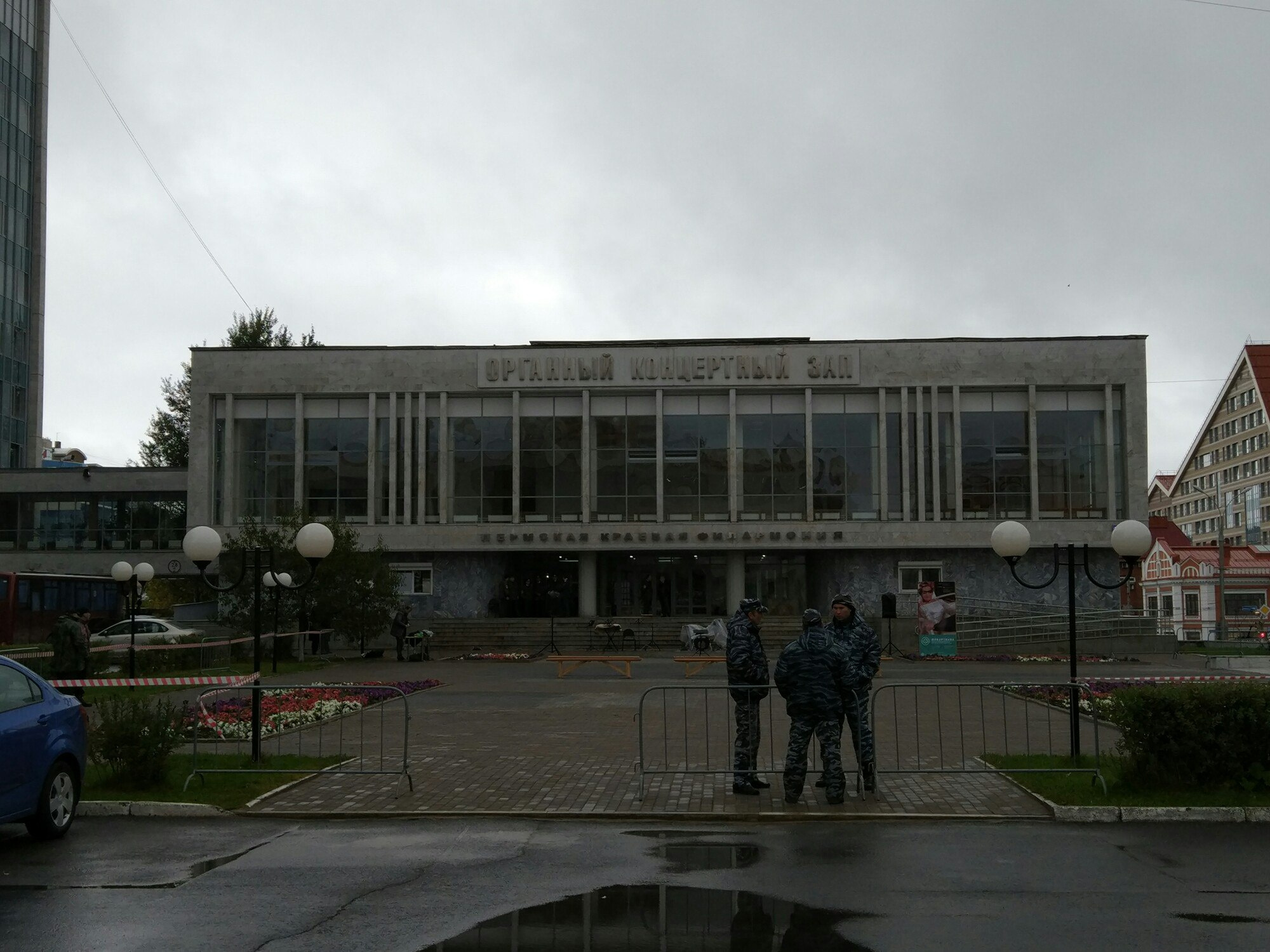 На площади перед органным залом готовятся к выступлению Пермского губернского оркестра