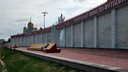 Погуляли — можно и полежать: около стены на площади Славы установили скамейки
