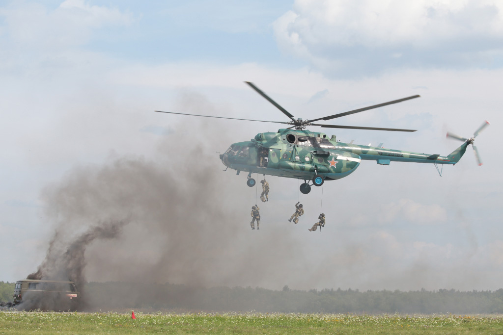 Спецназ ФСБ продемонстрировал десантирование с вертолёта