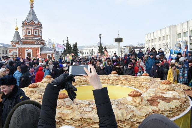 Ярославль миллион. Масленица в Ярославле. Масленица в городе. Ярославская Масленица. Город Ярославль Масленица.