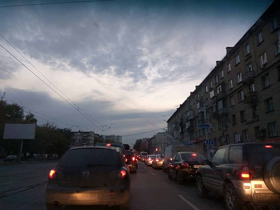 Пробка на пр. Победы в сторону Свердловского (между Теплотехом и Каслинской)