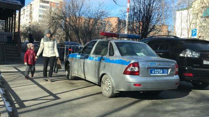 «Я паркуюсь, как...»: патрульный автомобиль ДПС на тротуаре на Немцова и машины, брошенные на газонах