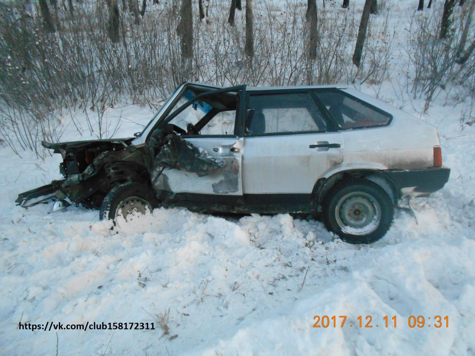 После аварии все три автомобиля оказались в кювете После аварии все три автомобиля оказались в кювете