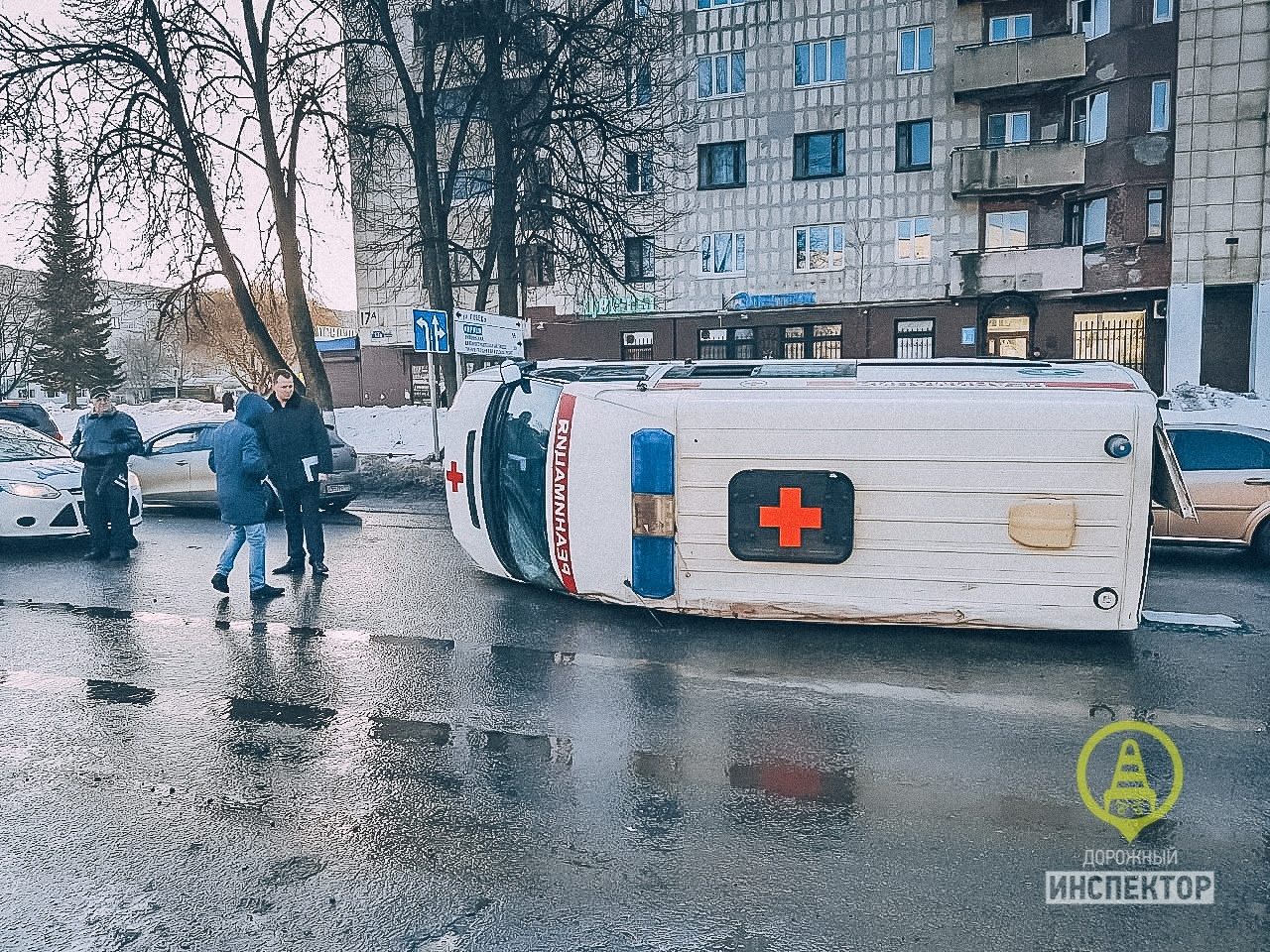 Ленд Ровер» опрокинул скорую в Тихвине. Пострадали медики - 15 февраля 2019  - ФОНТАНКА.ру