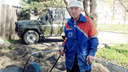 В Ростове пенсионер сам заделал ямы на дорогах. И власти этому очень рады