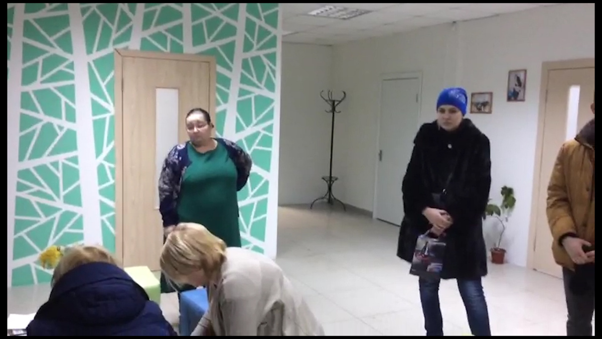 Наталья Тишенко (в центре в зелёном платье) уверяет туристов, что для переживаний нет повода