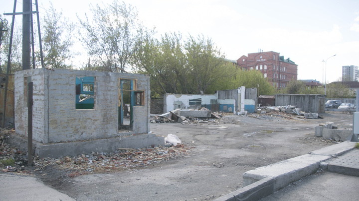 В центре Челябинска начали сносить бесхозные дома и гаражи