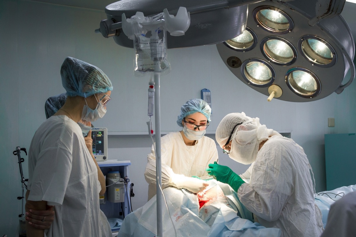 Хирургическое лечение больных обычно сочетается с лучевой терапией