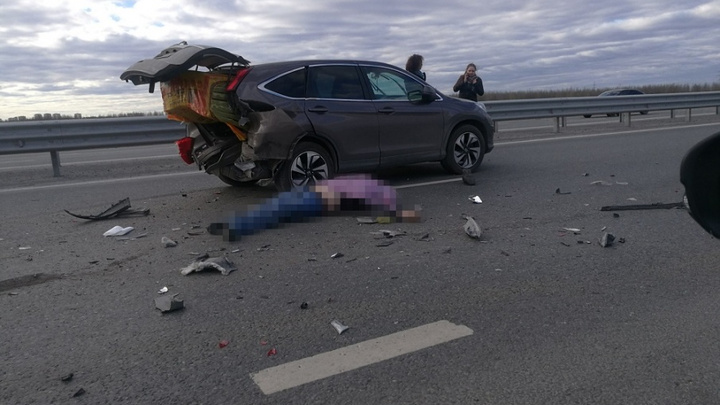 Водитель, сбитый насмерть на тюменской объездной, мог выйти из машины, чтобы поправить минвату