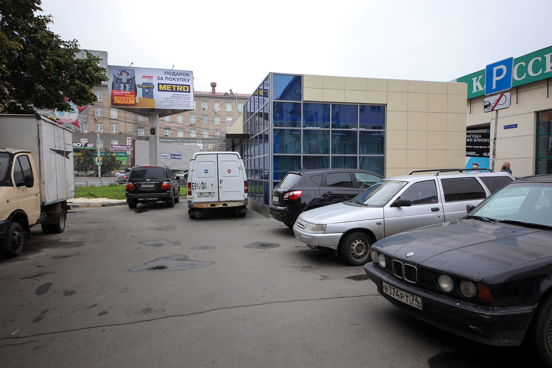 Павильон также занял часть парковки Павильон также занял часть парковки