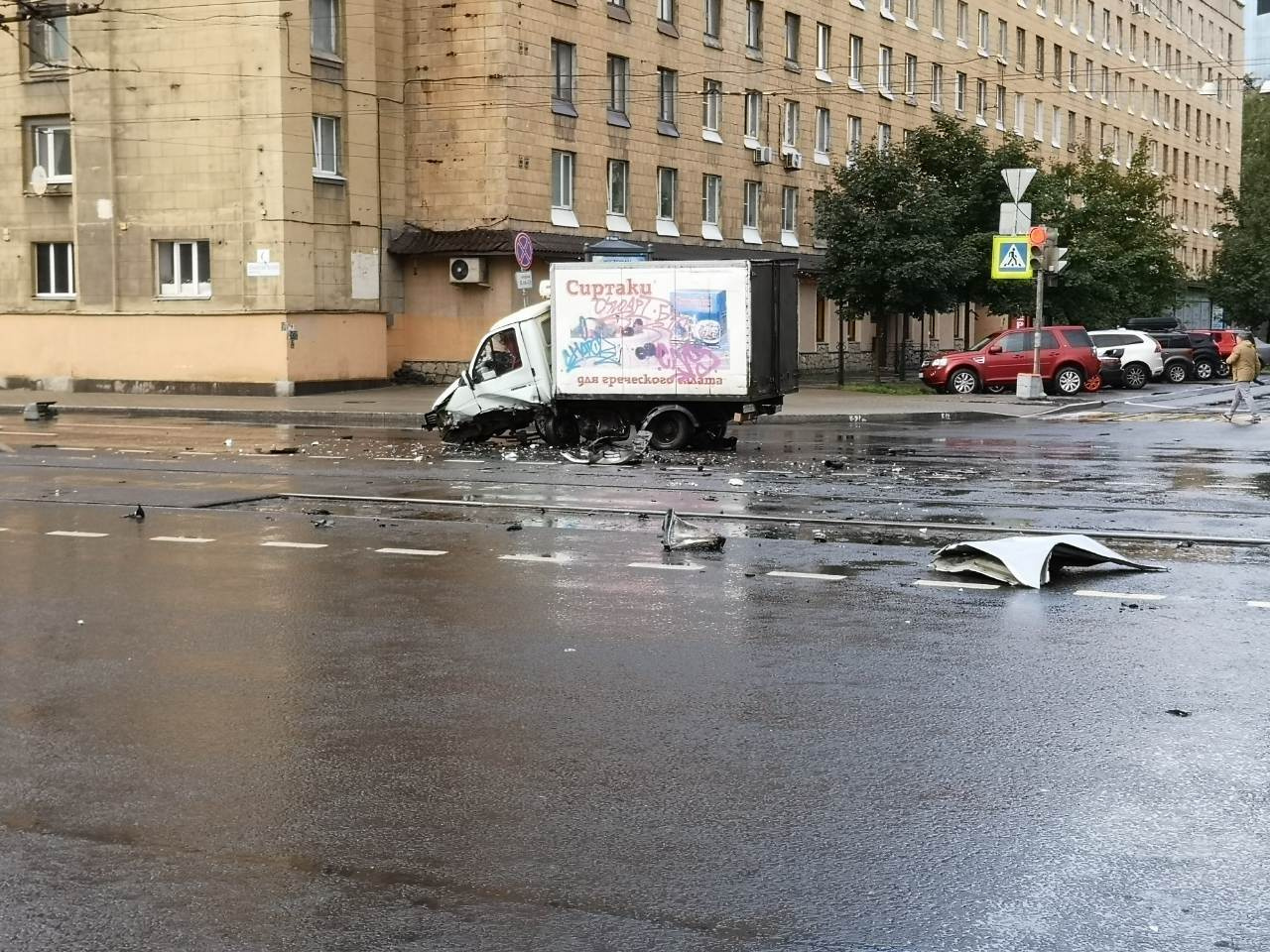 Я аж пригнулся. Удар жуткий». Спорткар «замесил» греческий салат на  Заневском проспекте - 13 сентября 2019 - ФОНТАНКА.ру