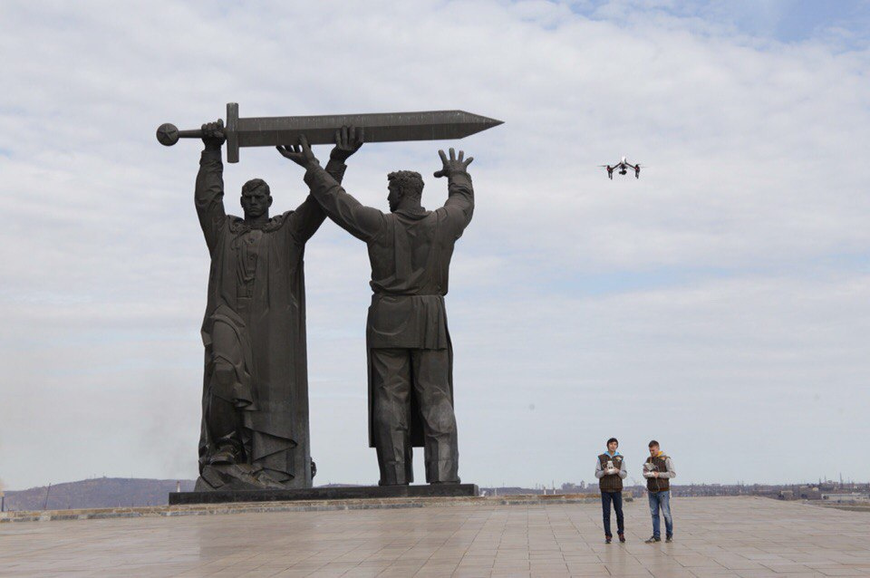 «Тыл — фронту» — монумент в Магнитогорске. Это первая частью триптиха, в который входит «Родина-мать» в Волгограде и «Воин-освободитель» в берлинском Трептов-парке «Тыл — фронту» — монумент в Магнитогорске. Это первая частью триптиха, в который входит «Родина-мать» в Волгограде и «Воин-освободитель» в берлинском Трептов-парке