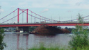 В Архангельске баржа с лесом врезалась в Кузнечевский мост