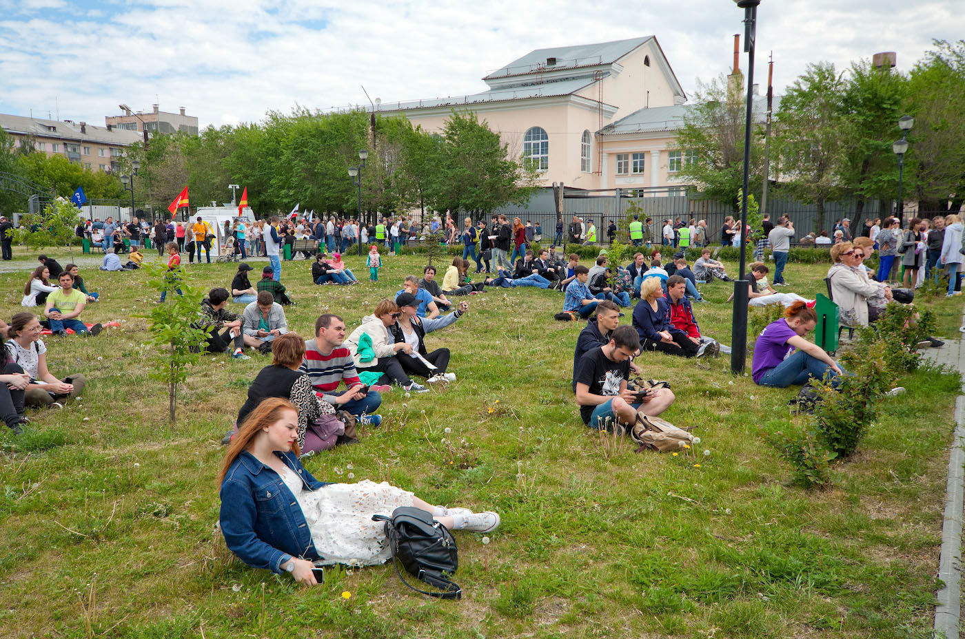 Почти трехчасовой митинг некоторые участники слушали, расположившись на лужайке Почти трехчасовой митинг некоторые участники слушали, расположившись на лужайке