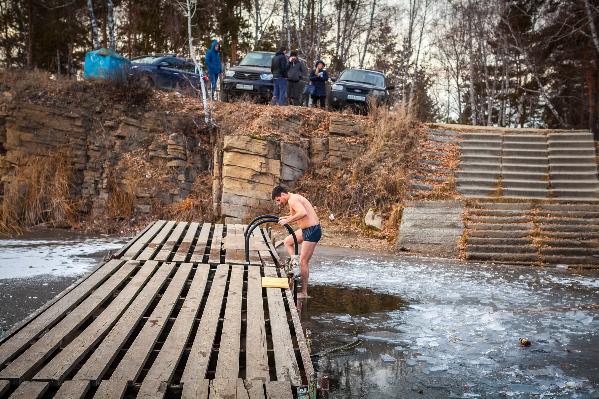 Кирилл обычно купается в проруби в парке Гагарина