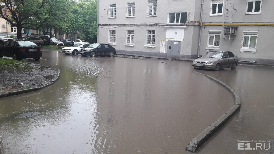 И это тоже Машиностроителей.
И это тоже Машиностроителей.