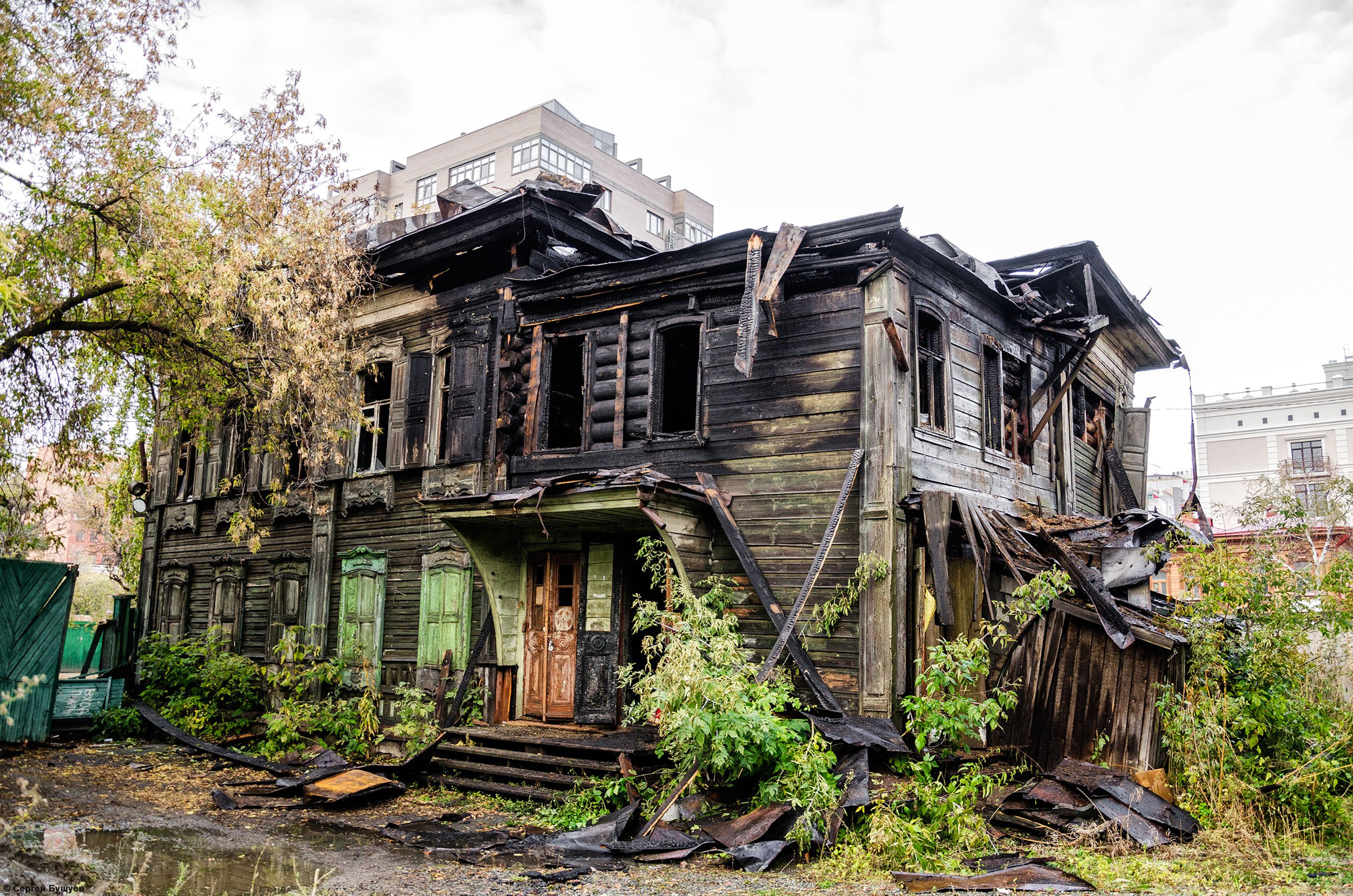 Пламя уничтожило красивое резное здание