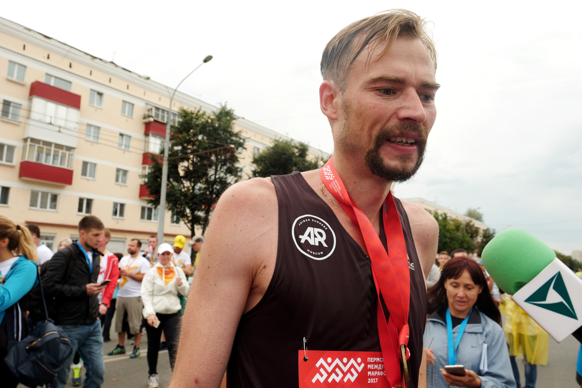 А вот так выглядит победитель марафона Дмитрий Сафронов. Он получил главный приз соревнования - полмиллиона рублей А вот так выглядит победитель марафона Дмитрий Сафронов. Он получил главный приз соревнования - полмиллиона рублей